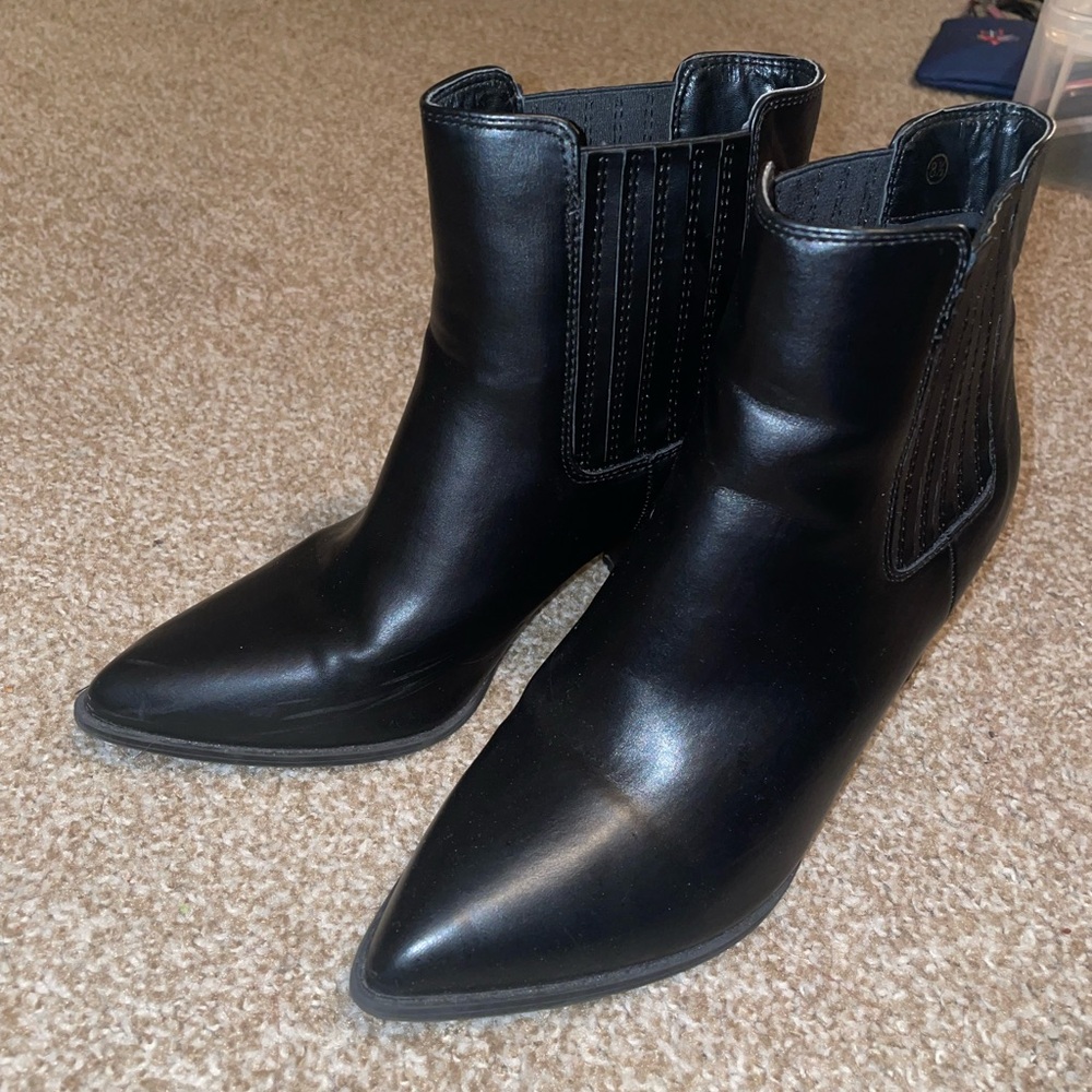 8 1/2 black pointed women’s ankle boots with three inch heel